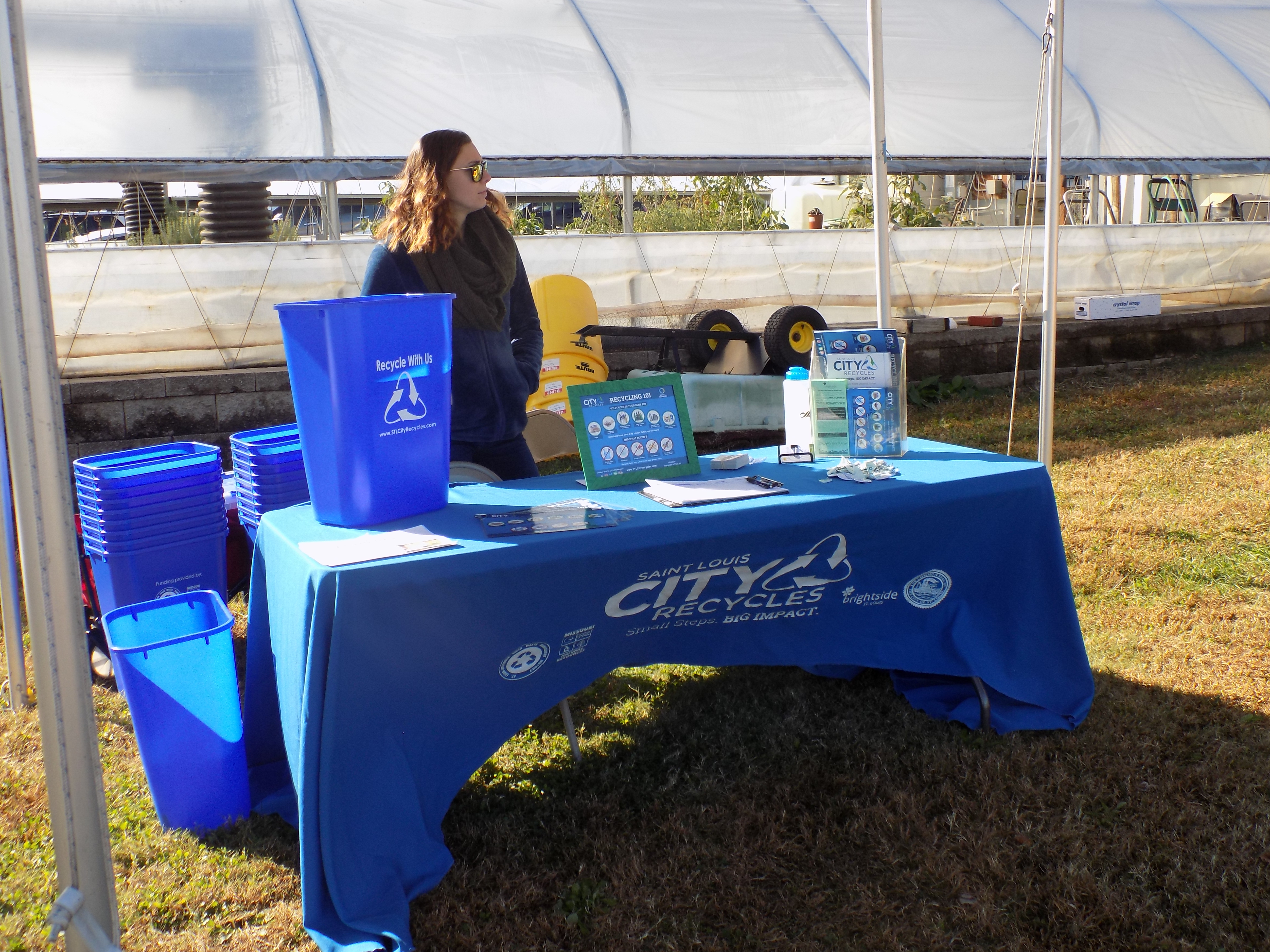 STL City Recycles provided blue recycling bins to participants to encourage its goal of doubling residential recycling participation.