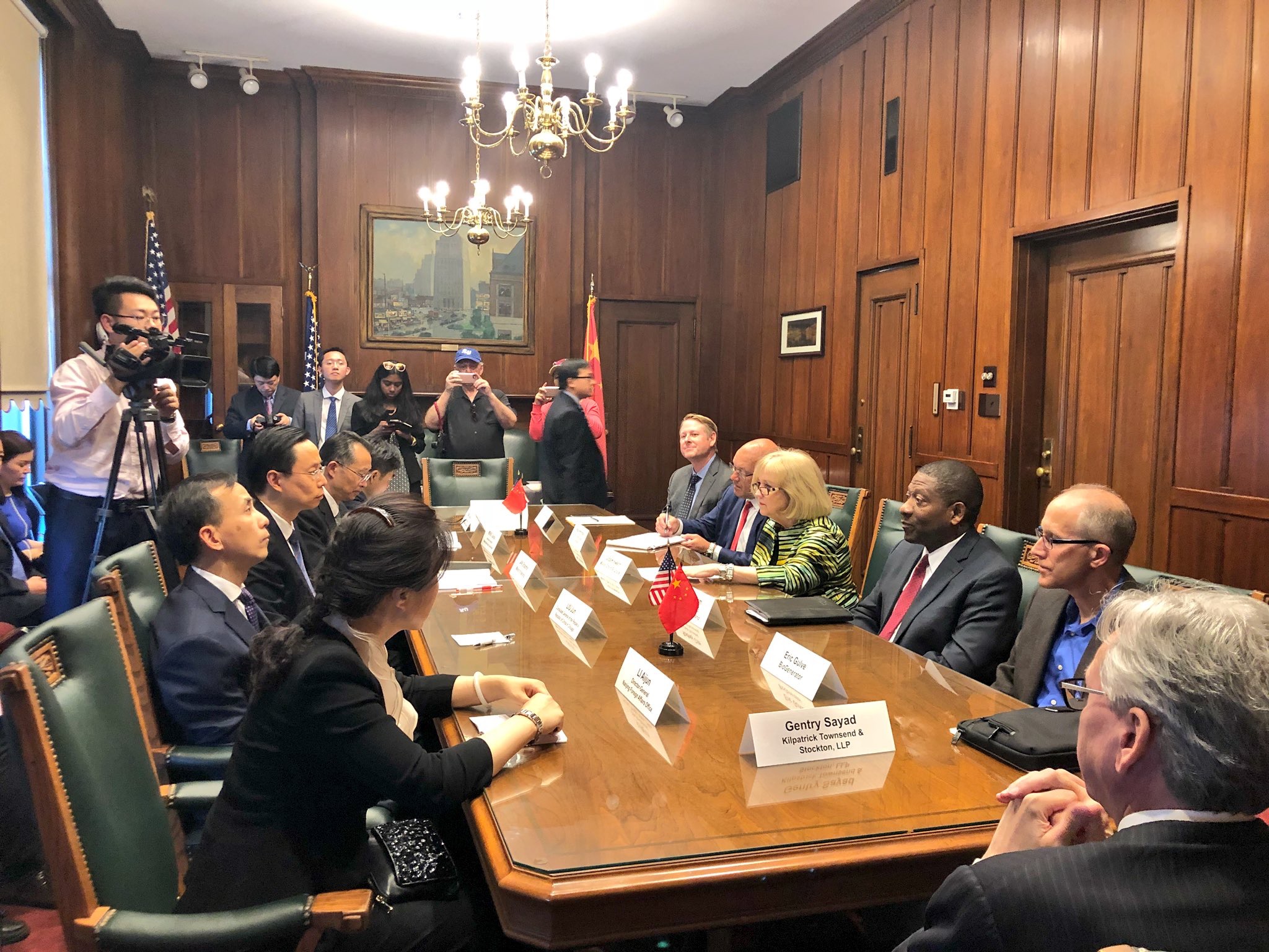 Photo of Mayor Lyda Krewson meeting with Mayor Lan Shaomin of Nanjing, China