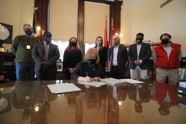 Mayor Krewson Signs Transformative Electric Vehicle Ordinances into Law