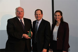 Peter-Wyse-Jackson-accepting-on-behalf-of-the-Missouri-Botanical-Garden