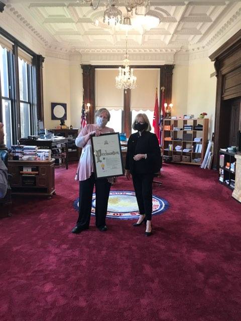 Mayor Lyda Krewson presents a proclamation to retiring Linda Wessels