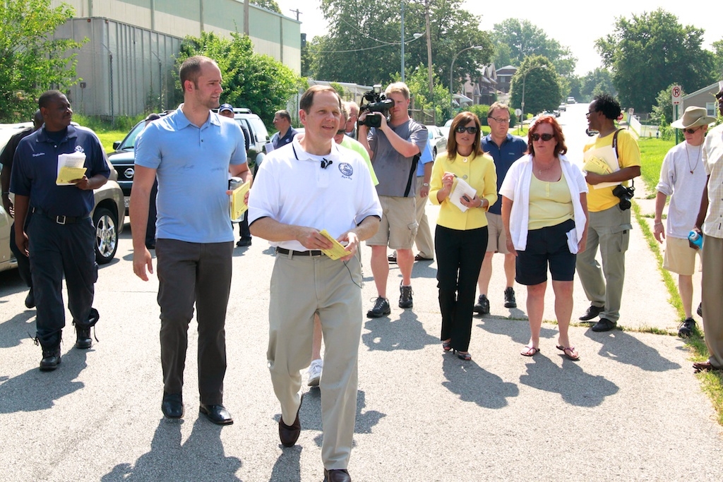 Mayor Slay handing out heat info